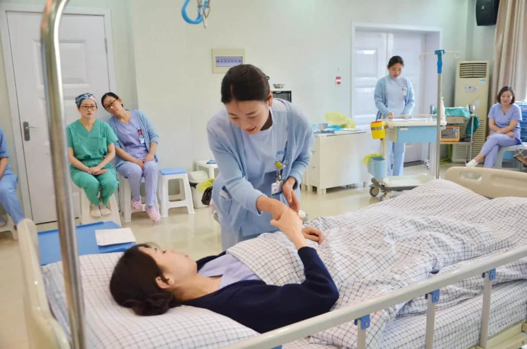 病区护士张静进行"静脉注射"